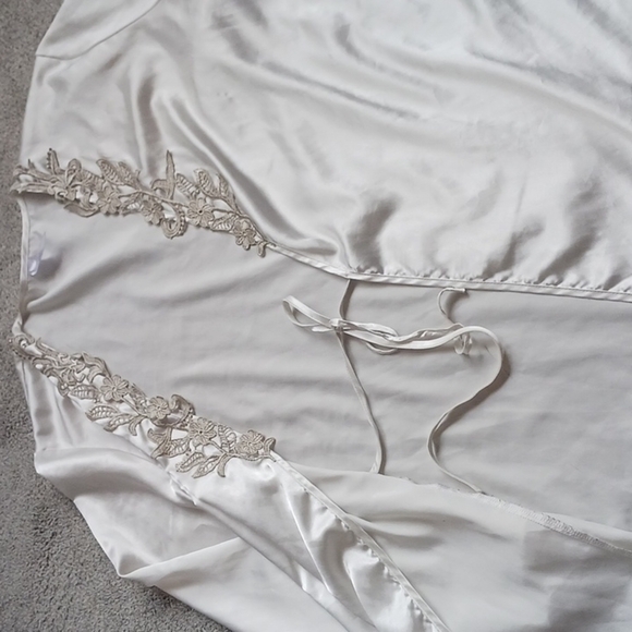 Flora by Flora Nikroo Satin and Lace Robe - Picture 2 of 8